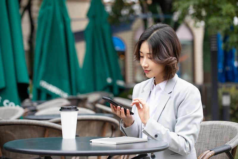 商務女士用手機微信溝通禮儀規(guī)范